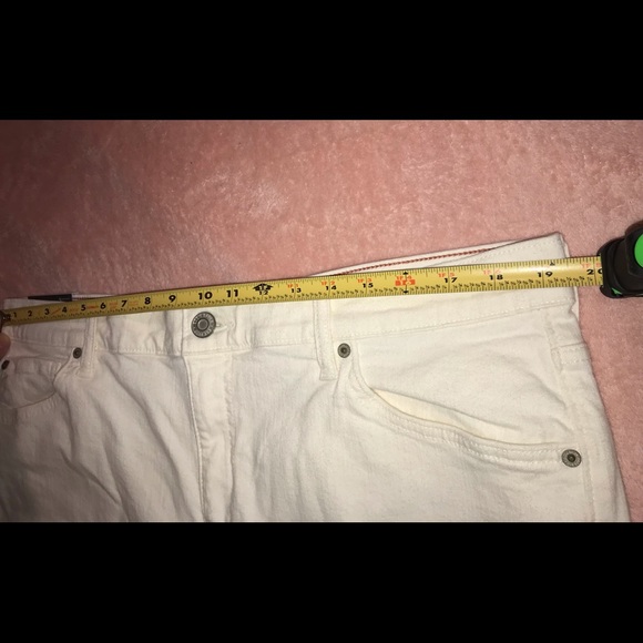 NWT Eddie Bauer Off White “Boyfriend” Roll Up Shorts. Sz 16. - Picture 9 of 10